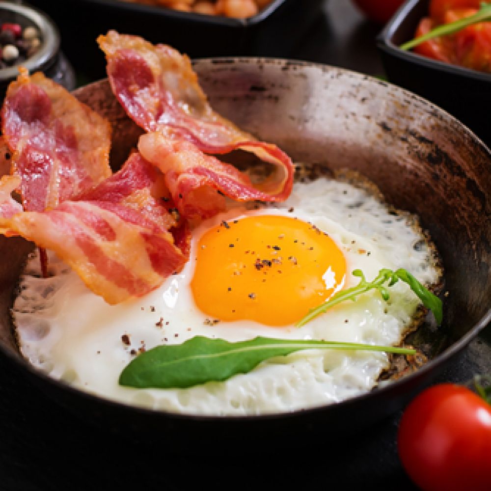 Eggs with Bacon, Tomatoes and Rocket