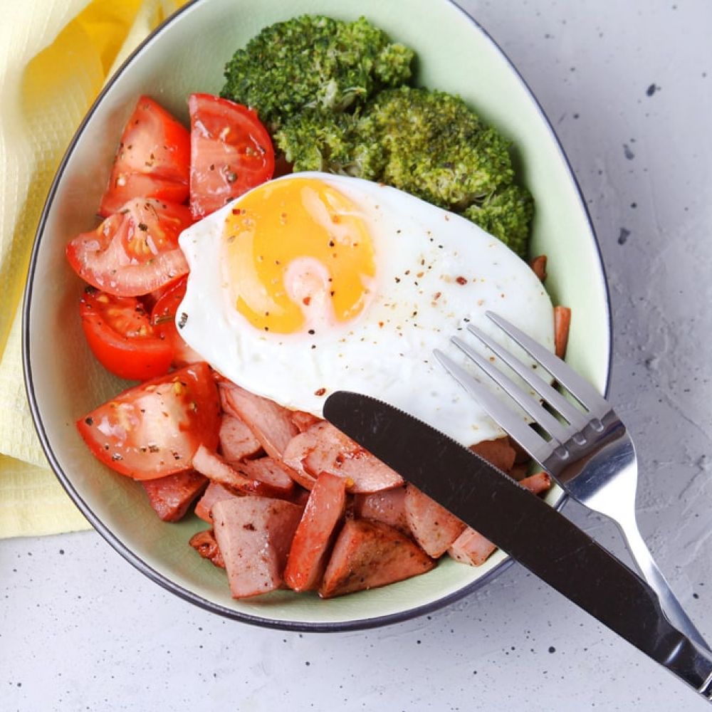 Eggs with Sausages, Broccoli, and Tomato