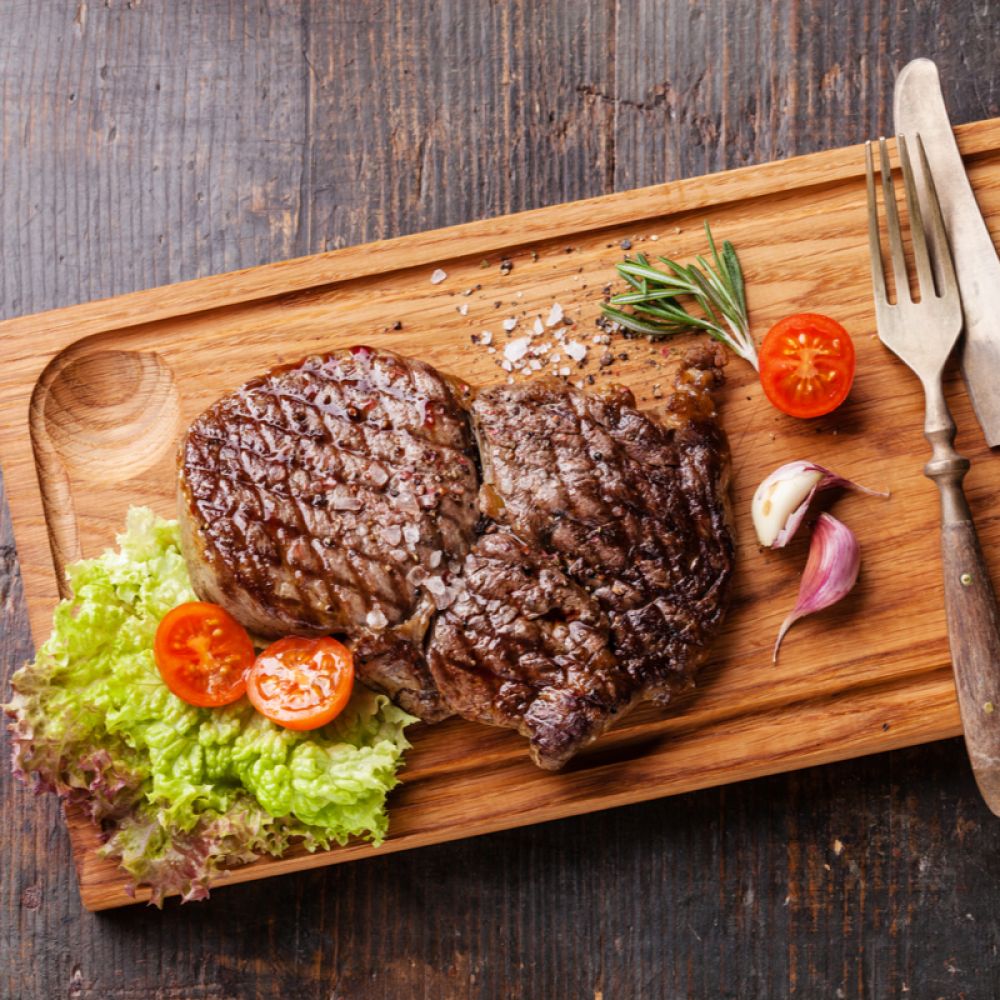 Grilled Steak with Lettuce