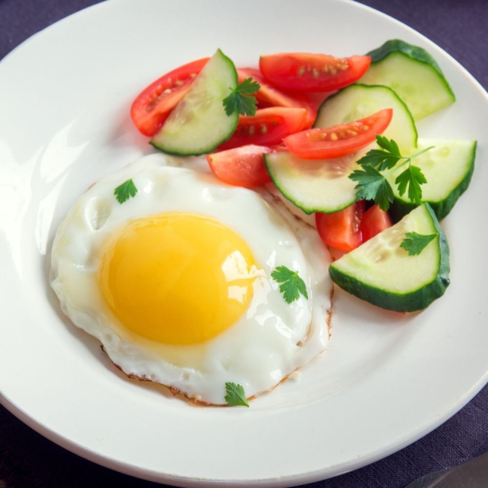 Fried Eggs with Tomato and Cucumber