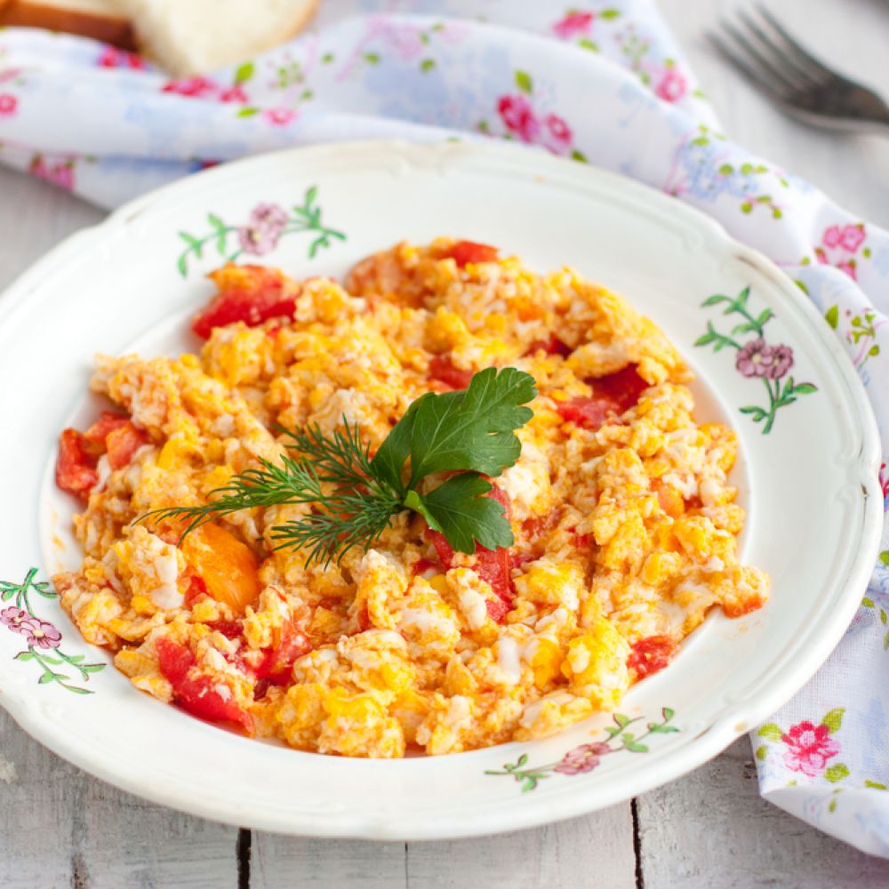 Cheesy Scrambled Eggs with Bacon